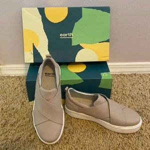 Earth rosewood clary, brand new never worn 6.5